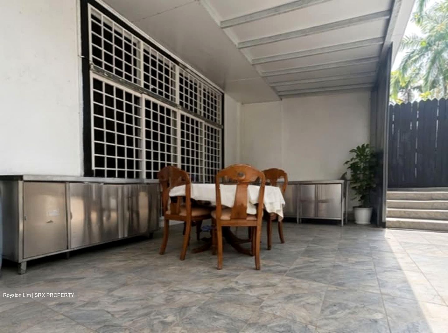 Flora Road (D17), Terrace #570576351